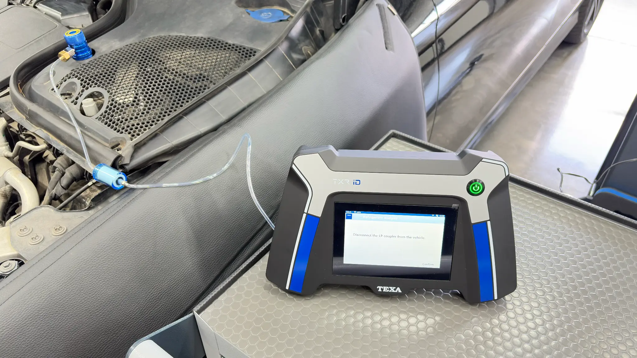 Газ анализатор TEXA TXR ID при проверка на хладилен агент в ServiceMB